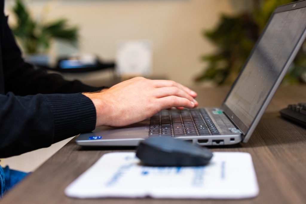 Werken aan de administratie op kantoor bij Wispaja