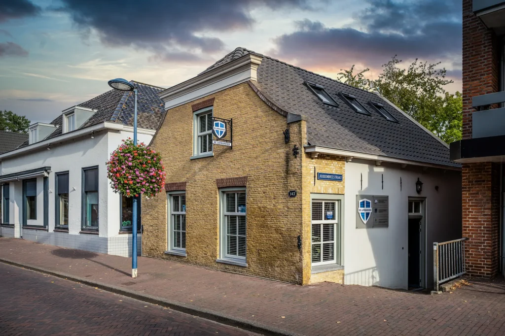 Het pand van Wispaja bij avondlicht